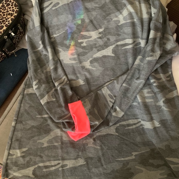 A shirt camo it is new not worn - Picture 2 of 3